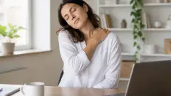 Étirement de la nuque : gestes simples pour relâcher les tensions