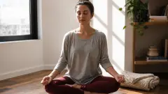 Méditation lâcher prise anxiété : exercices doux pour calmer le mental